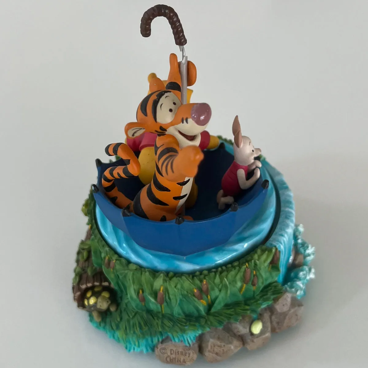 Very rare VTG Disney Winnie The Pooh in Umbrella Floating Music Box