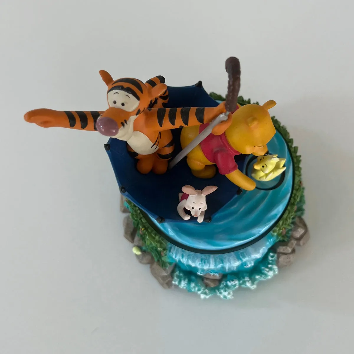 Very rare VTG Disney Winnie The Pooh in Umbrella Floating Music Box